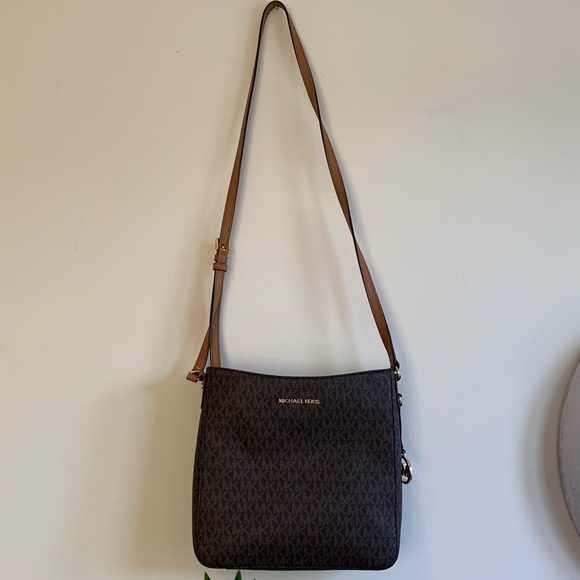 ❌SOLD❌ Michael Kors Cross Body Purse - Picture 2 of 16